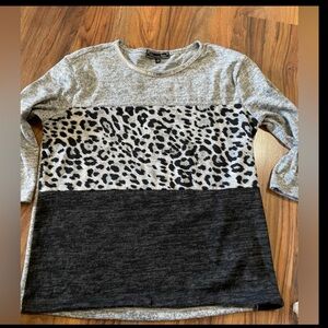 VINTAGE ROSE COLORBLOCK GREY LEOPARD KNIT TOP 3/4 SLEEVE JEWELED NECKLINE EUC S